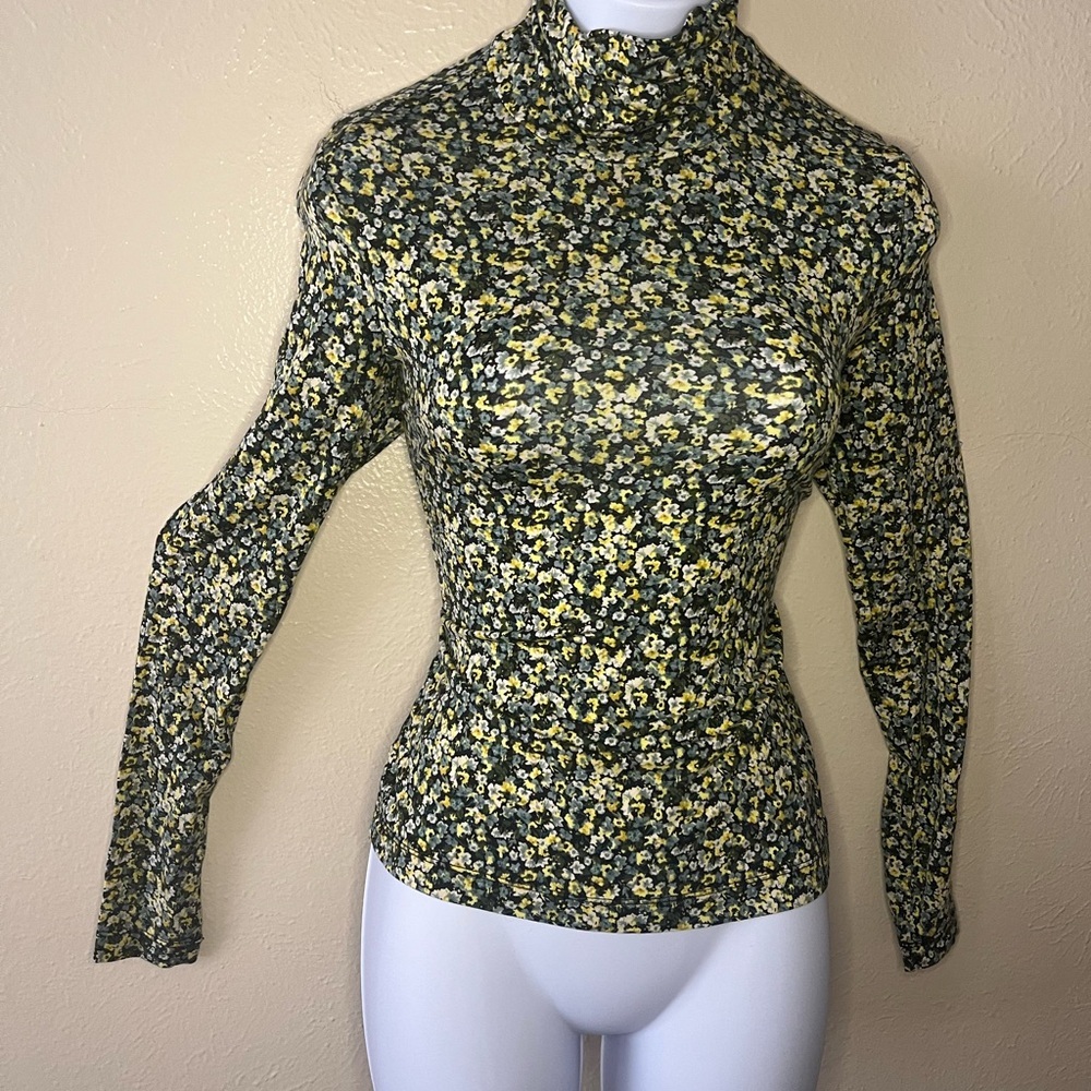 Flower turtleneck